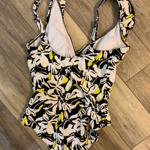 DKNY Black and Yellow Leaf Print Ladies One Piece. Size L - Picture 6 of 6